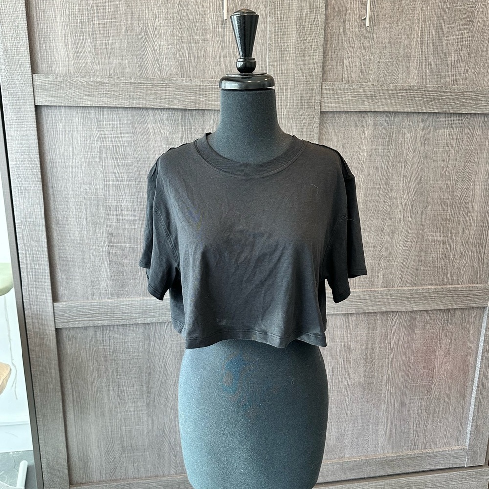 Lululemon black crop top size 8/M.